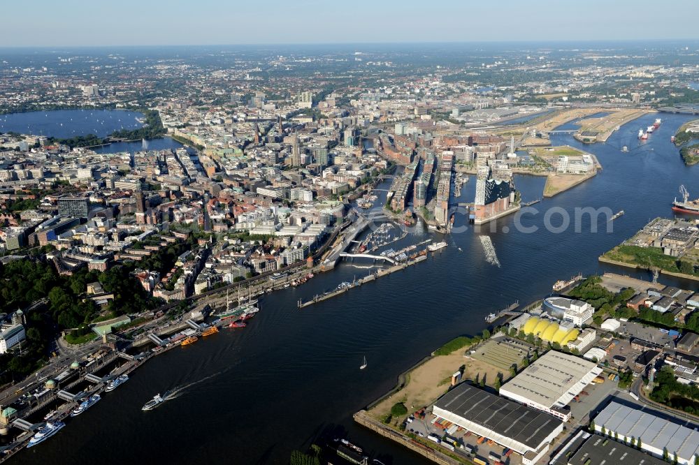 Hamburg from above - Port facilities on the banks of the river course of the northern Elbe in Hamburg