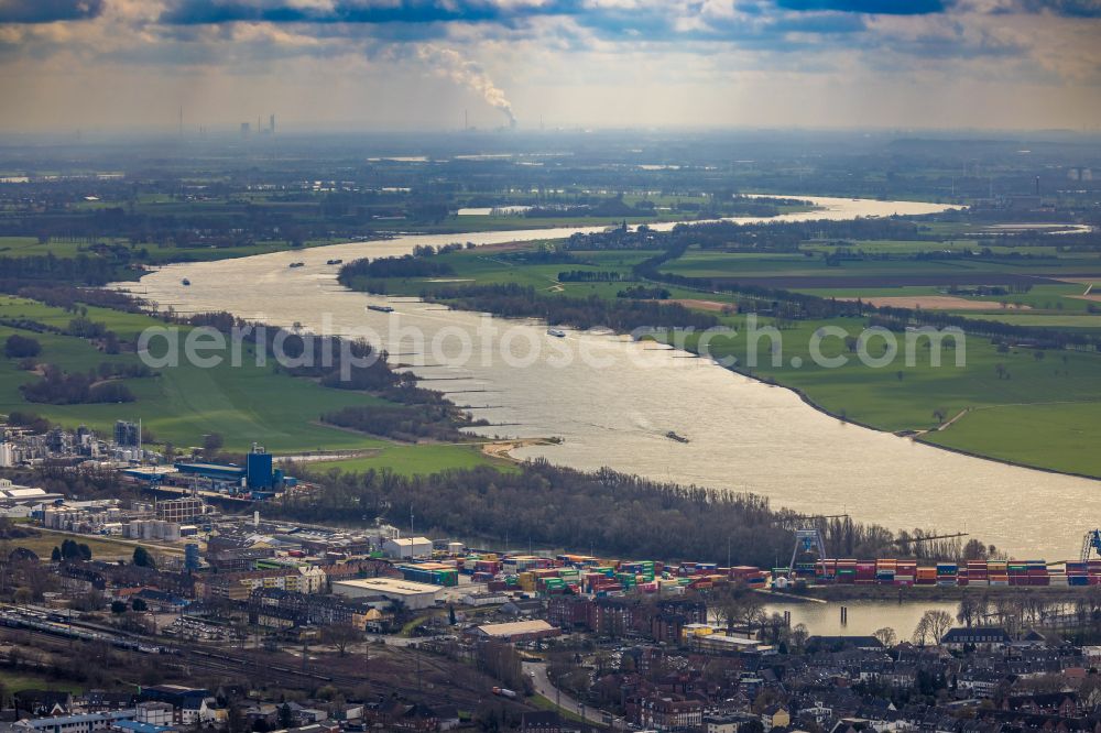 Aerial image Emmerich am Rhein - Port facilities on the banks of the river course of the Rhine river in Emmerich am Rhein in the state North Rhine-Westphalia, Germany