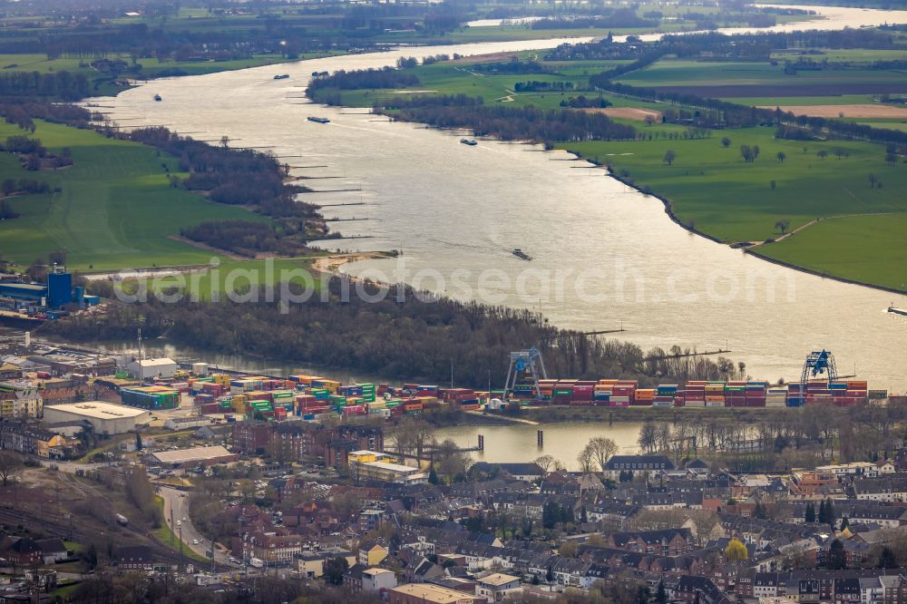 Aerial image Emmerich am Rhein - Port facilities on the banks of the river course of the Rhine river in Emmerich am Rhein in the state North Rhine-Westphalia, Germany