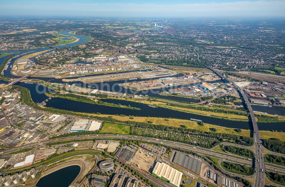 Aerial image Duisburg - Port facilities on the banks of the river course of the Ruhr in the district Ruhrort in Duisburg at Ruhrgebiet in the state North Rhine-Westphalia, Germany