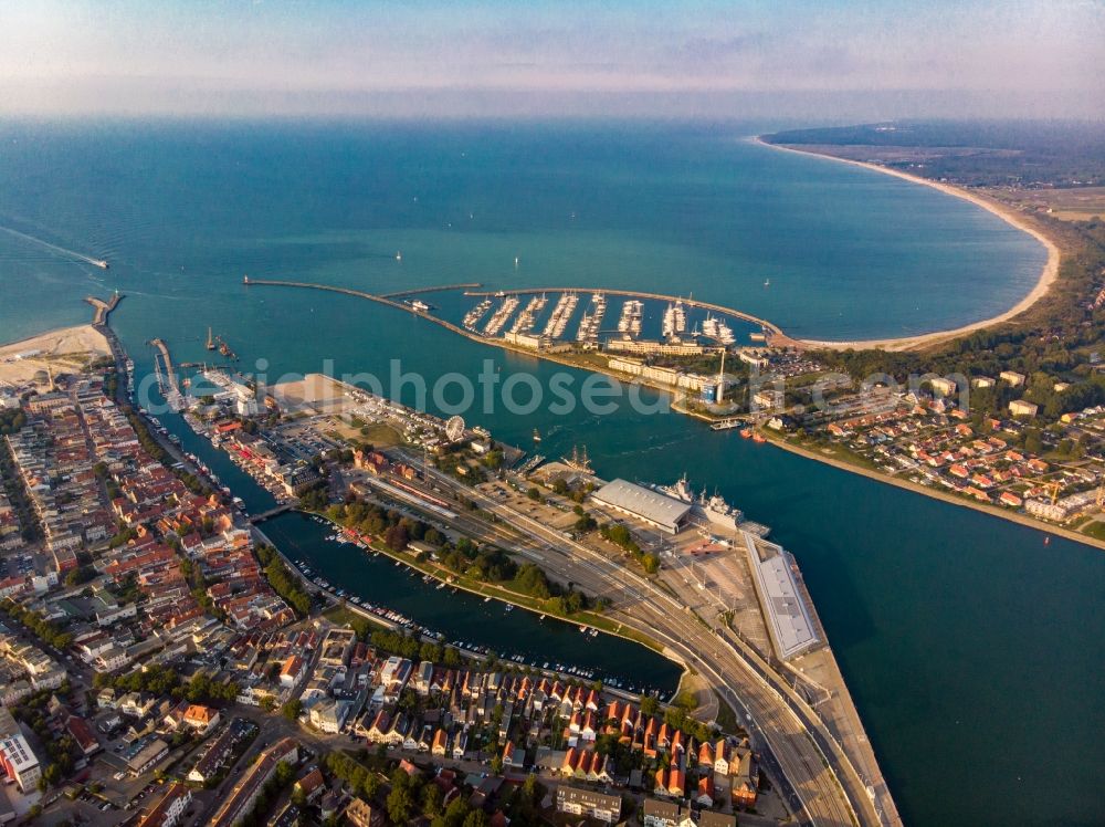 Aerial image Rostock - Port facilities on the banks of the river course of the Warnow in Rostock in the state Mecklenburg - Western Pomerania, Germany