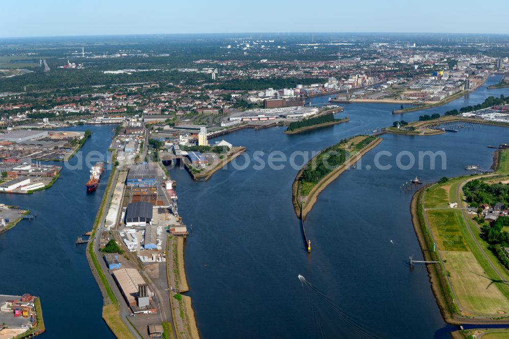 Aerial photograph Bremen - Port facilities on the banks of the river course of the Weser in the district Industriehaefen in Bremen, Germany