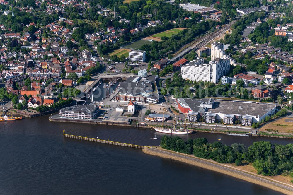 Bremen from the bird's eye view: Port facilities on the banks of the river course of the Weser with Lesum and Schoenebecker Aue in the district Vegesack in Bremen, Germany