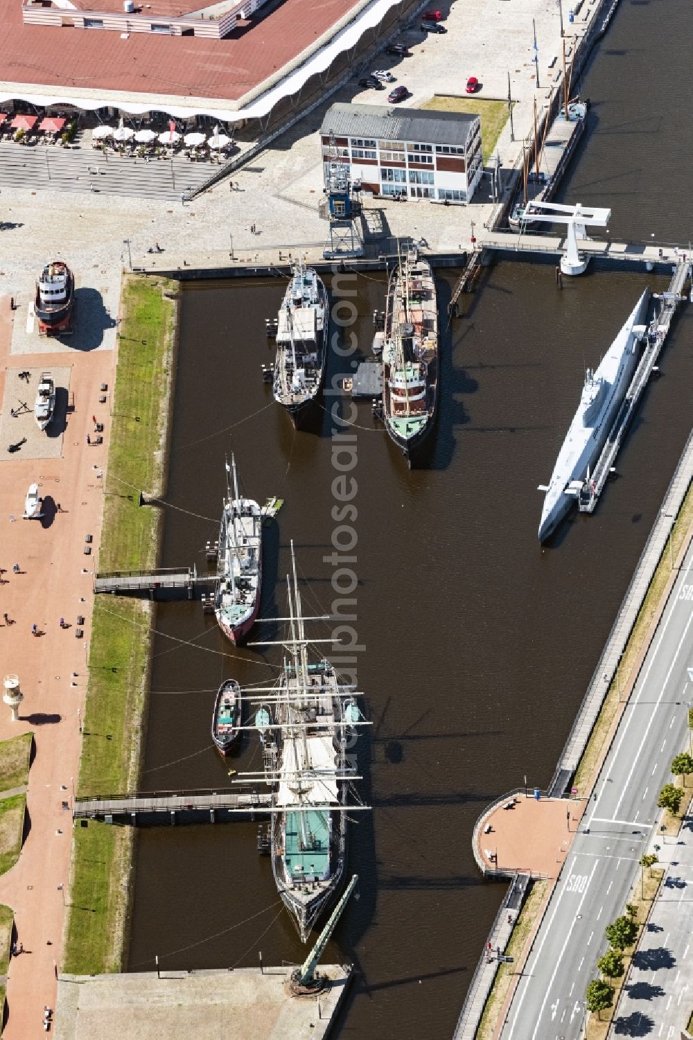 Aerial photograph Bremerhaven - Port facilities on the shores of the harbor of of Alten Hafen with dem U-Boot Wilhelm Bauer in Bremerhaven in the state Bremen, Germany