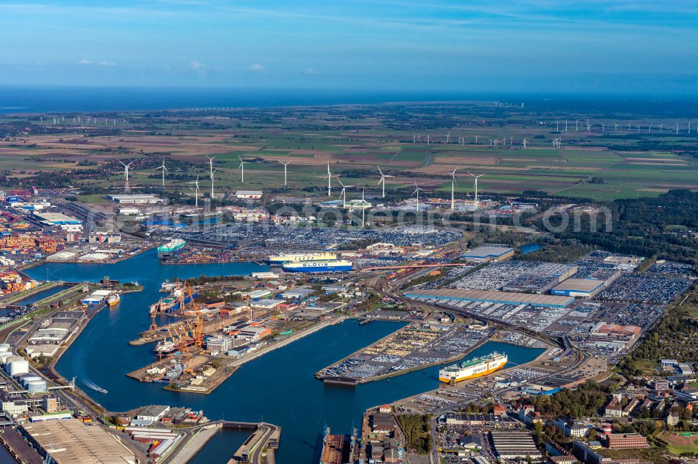 Aerial image Bremerhaven - Port facilities on the banks of the port basin Ueberseehafen, Berseehafen in Bremerhaven in the state Bremen, Germany