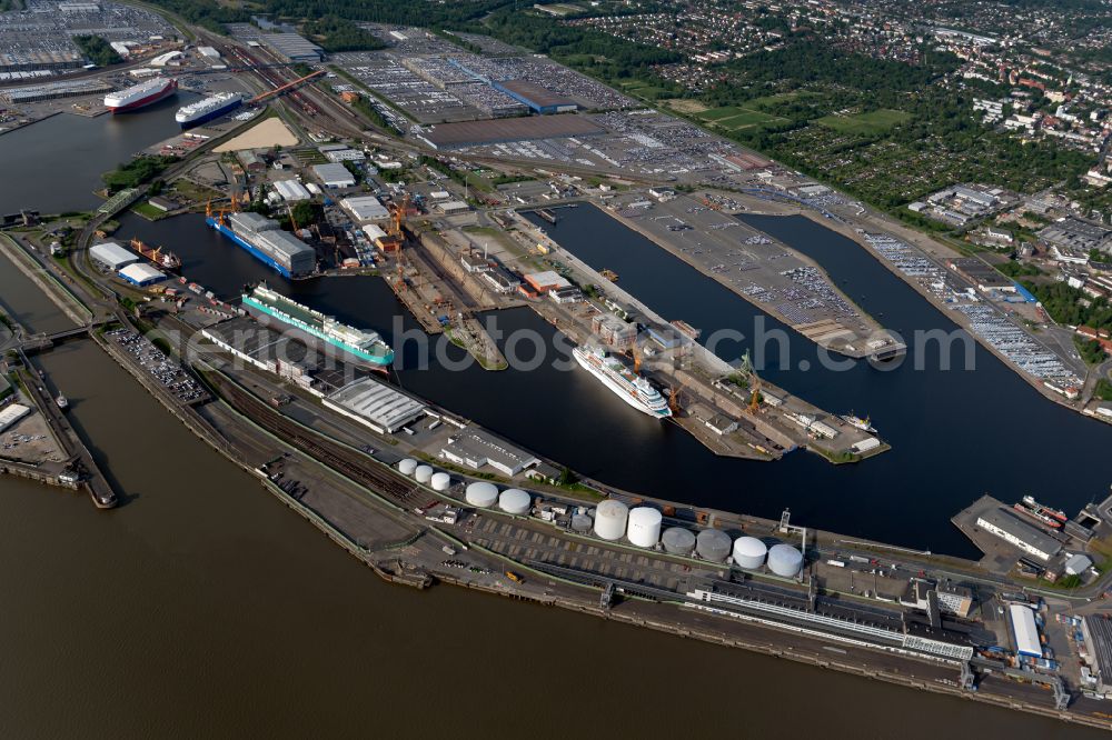 Aerial photograph Bremerhaven - Port facilities on the shores of the harbor of Ueberseehafen in Bremerhaven in the state Bremen, Germany