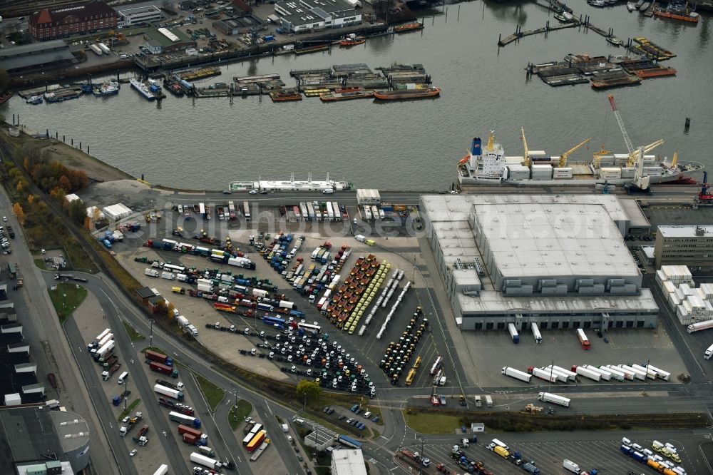 Aerial image Hamburg - Port facilities on the shores of the harbor of HHLA Frucht- und Kuehl-Zentrum on Dessauer Strasse in the district Kleiner Grasbrook in Hamburg