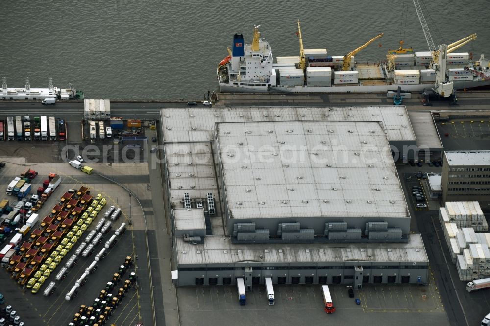 Aerial photograph Hamburg - Port facilities on the shores of the harbor of HHLA Frucht- und Kuehl-Zentrum on Dessauer Strasse in the district Kleiner Grasbrook in Hamburg