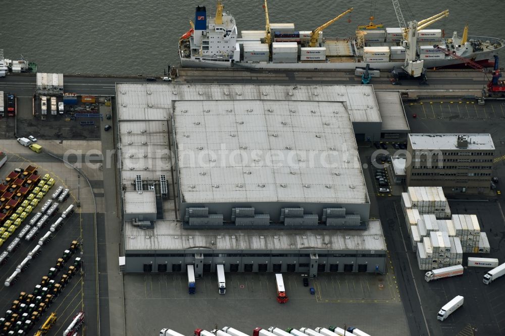 Hamburg from above - Port facilities on the shores of the harbor of HHLA Frucht- und Kuehl-Zentrum on Dessauer Strasse in the district Kleiner Grasbrook in Hamburg