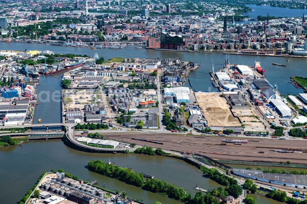 Hamburg from above - Port facilities on the shores of the harbor of the Kluetjenfelder Hafen along the Kluetjenfelder Strasse in the district Kleiner Grasbrook in Hamburg, Germany