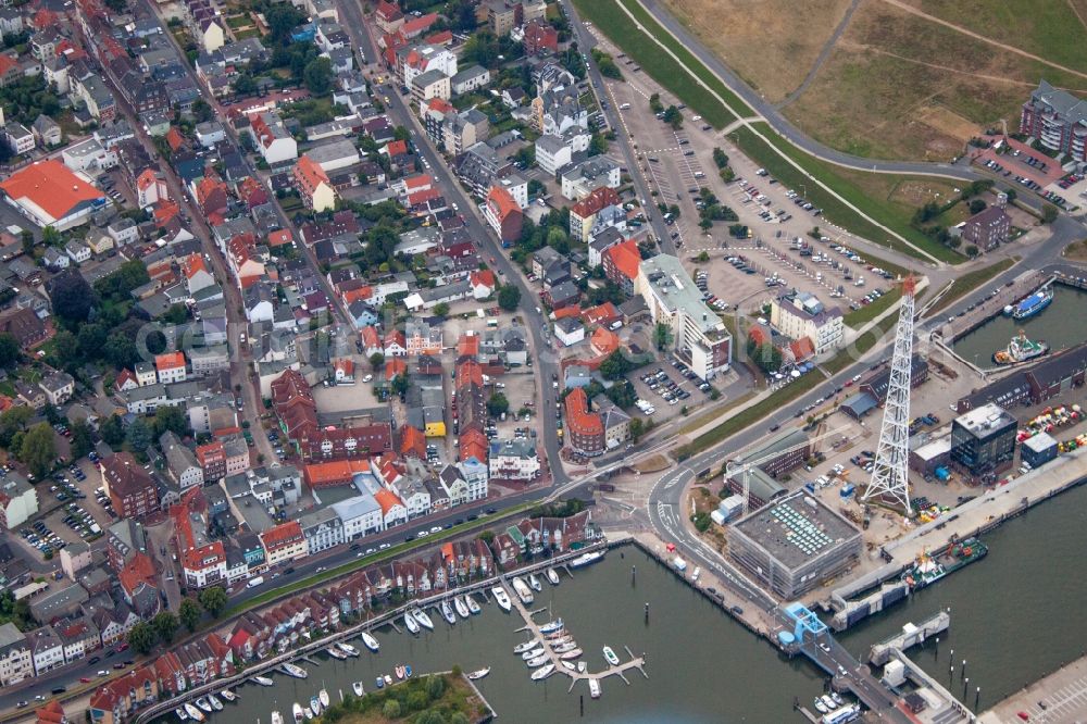 Aerial photograph Cuxhaven - Port facilities on the shores of the harbor of Landwehrkanal und Lighthouse Alte Liebe in Cuxhaven in the state Lower Saxony