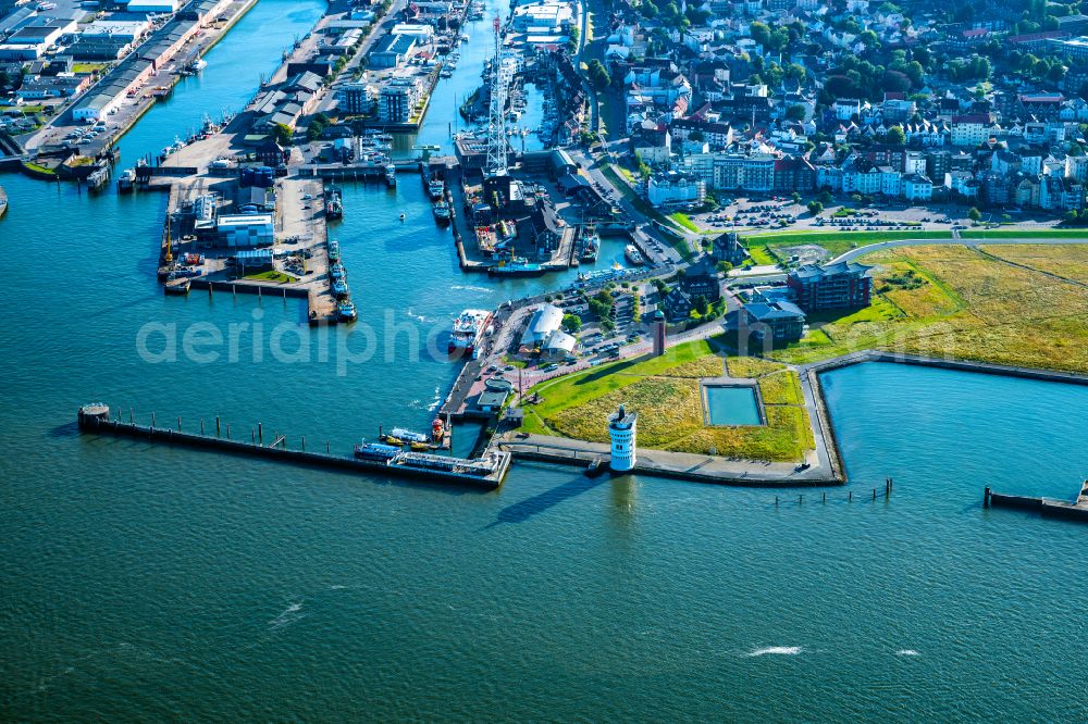 Cuxhaven from the bird's eye view: Port facilities on the shores of the harbor of Landwehrkanal und Lighthouse Alte Liebe in Cuxhaven in the state Lower Saxony