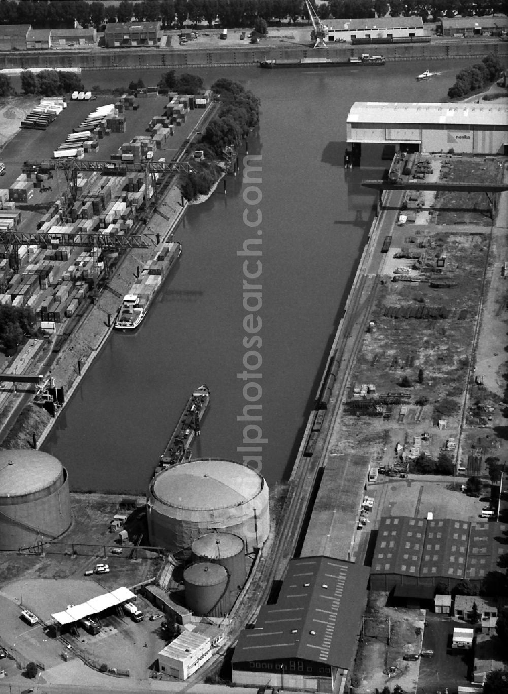 Düsseldorf from the bird's eye view: Port facilities on the shores of the harbor of Lausward II in Duesseldorf in the state North Rhine-Westphalia, Germany