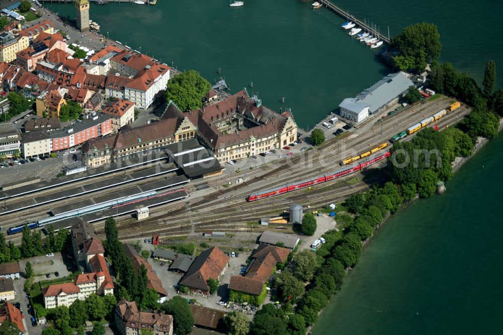 Lindau (Bodensee) from the bird's eye view: Port facilities on the shores of the harbor on Lindau Hbf in Lindau (Bodensee) in the state Bavaria, Germany