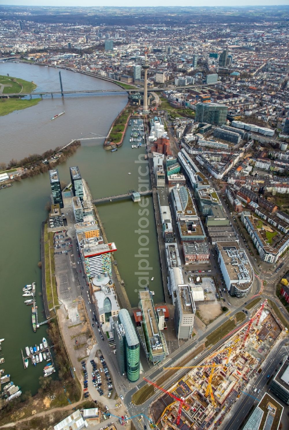 Aerial image Düsseldorf - Port facilities on the shores of the harbor of along the Speditionstrasse in Duesseldorf in the state North Rhine-Westphalia, Germany