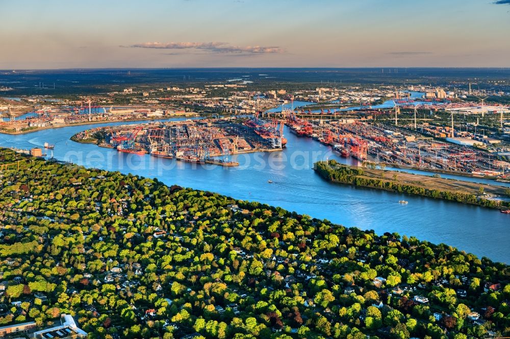 Aerial photograph Hamburg - Port facilities on the shores of the harbor of of Parkhafens - Waltershofer Hafen entlang of Flussverlaufs of Elbe in the district Othmarschen in Hamburg, Germany