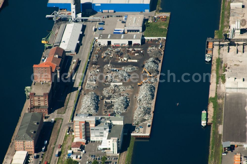 Aerial photograph Karlsruhe - Port facilities on the shores of the harbor of Rheinhafen in Karlsruhe in the state Baden-Wuerttemberg