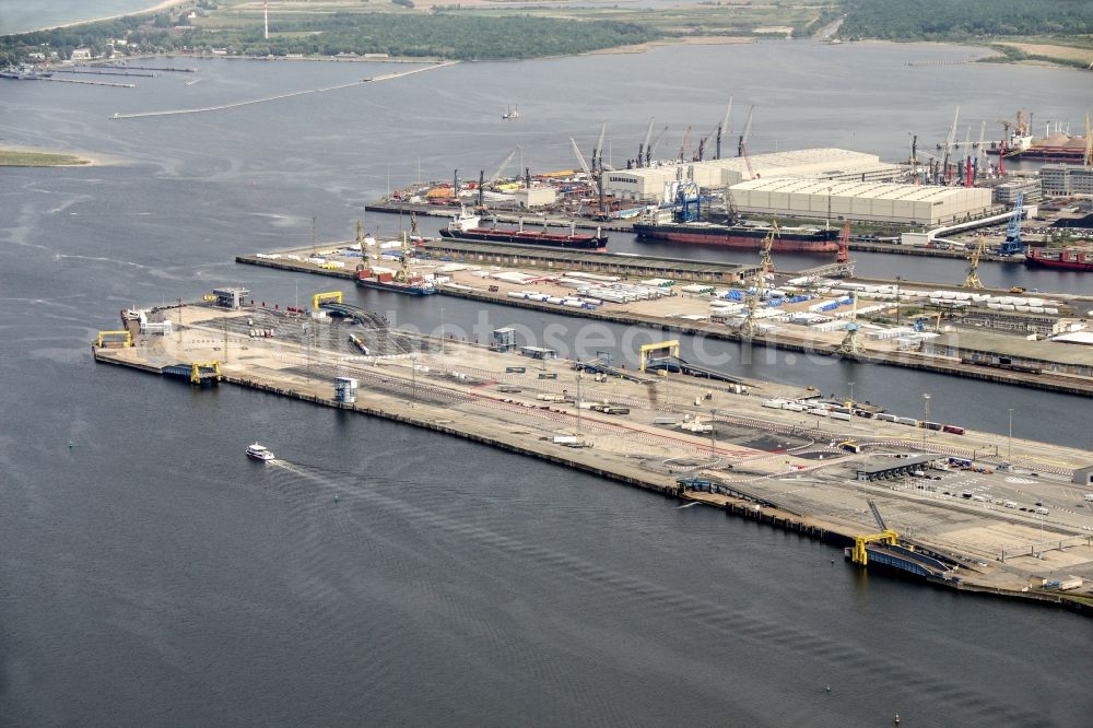 Aerial image Rostock - Port facilities on the shores of the harbor in Rostock in the state Mecklenburg - Western Pomerania, Germany