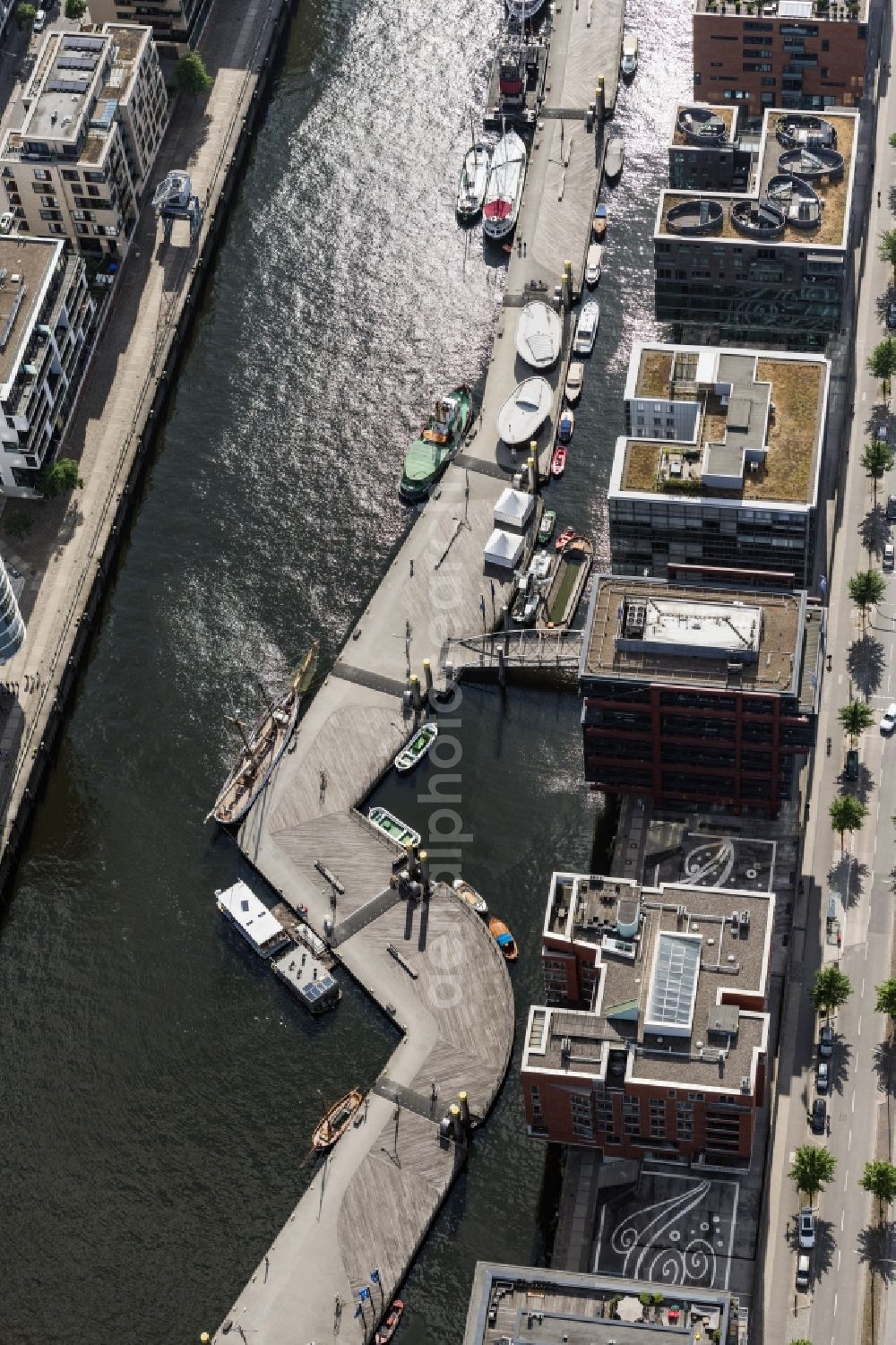 Hamburg from the bird's eye view: Port facilities on the shores of the harbor of Sandtorhafe/Traditionsschiffhafen in Hamburg, Germany