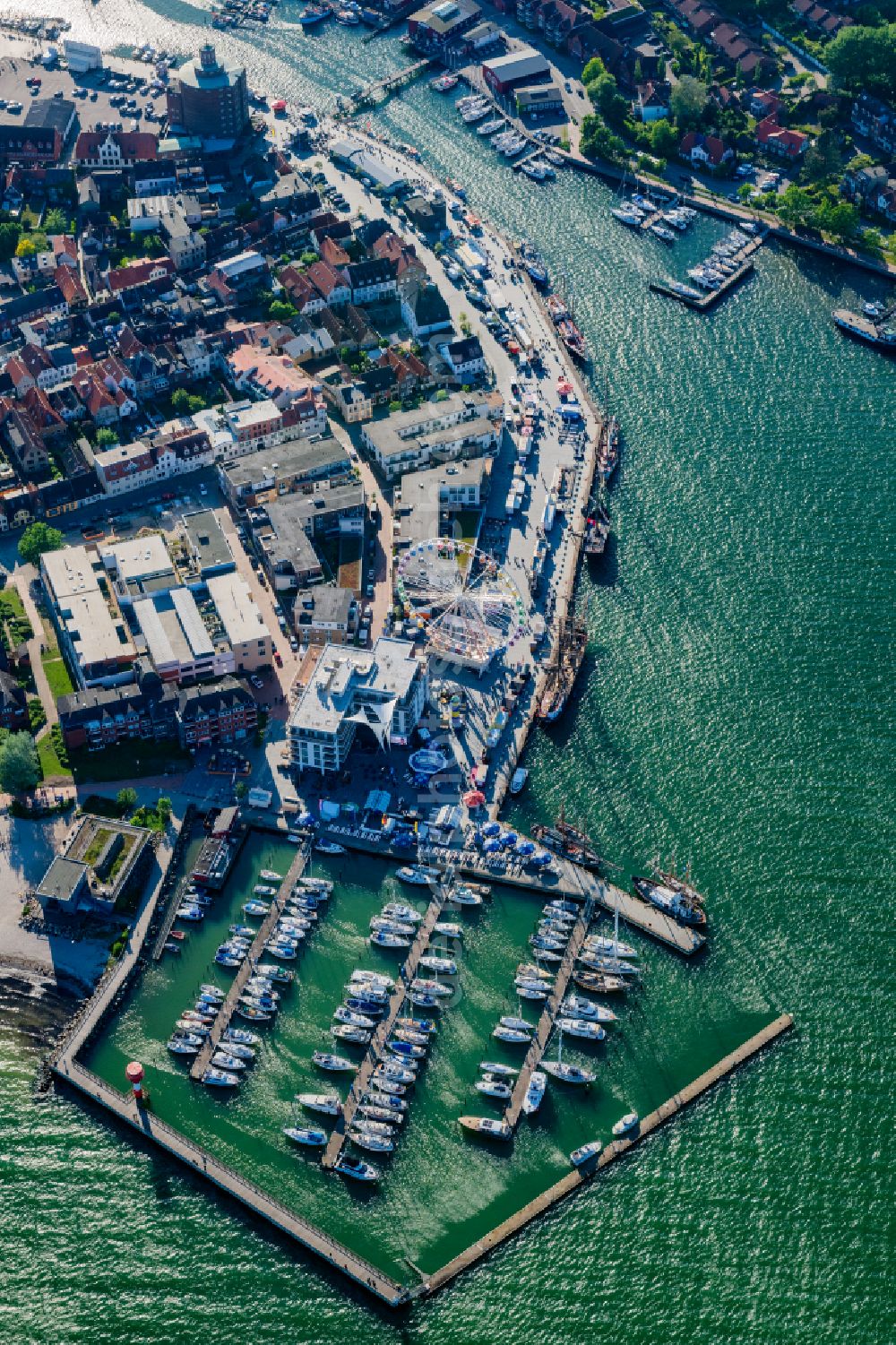 Aerial photograph Eckernförde - Port facilities on the shores of the harbor of of Stadthafens in Eckernfoerde in the state Schleswig-Holstein, Germany