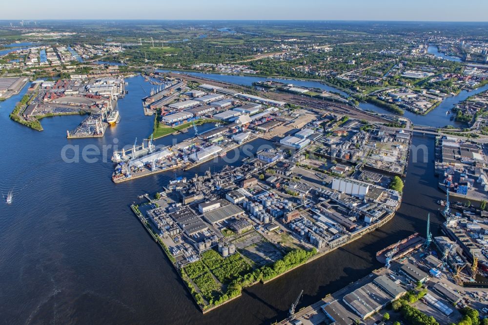 Hamburg from above - Port facilities on the shores of the harbor of in district Steinwerder in Hamburg