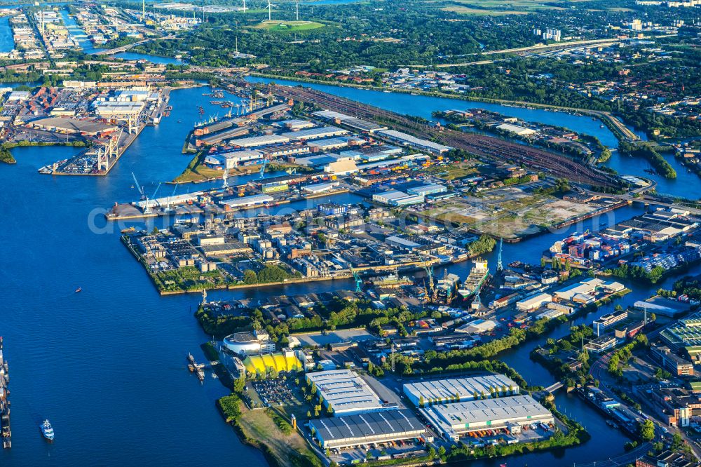 Aerial photograph Hamburg - Port facilities on the banks of the harbor basin in the Steinwerder district in Hamburg