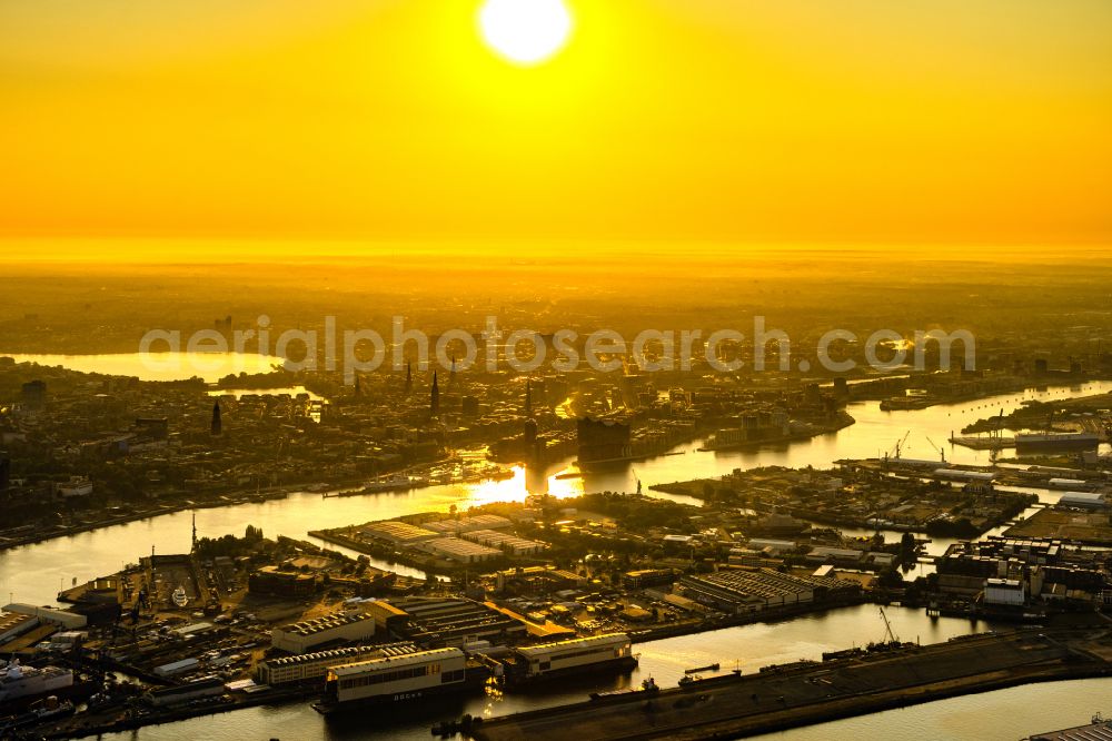 Aerial image Hamburg - Port facilities on the shores of the harbor of in district Steinwerder in Hamburg