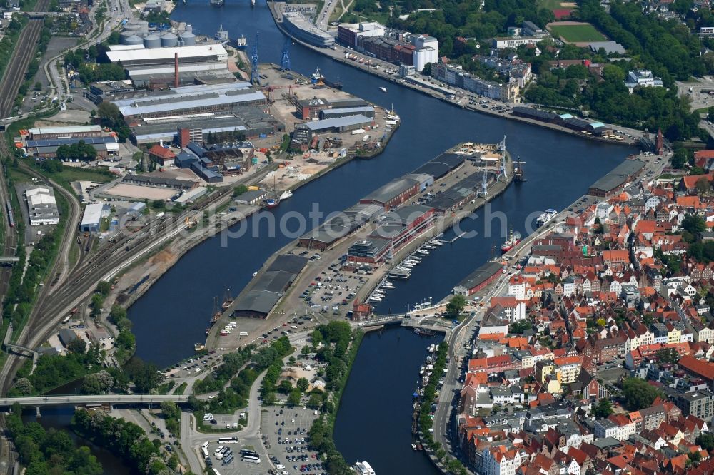 Aerial photograph Lübeck - Port facilities on the shores of the harbor of on Willy-Brandt-Allee on Trave in Luebeck in the state Schleswig-Holstein, Germany