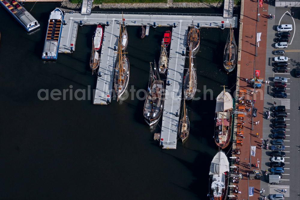 Aerial photograph Bremerhaven - Port facilities on the shores of the harbor of on shore of Weser in Bremerhaven in the state Bremen, Germany