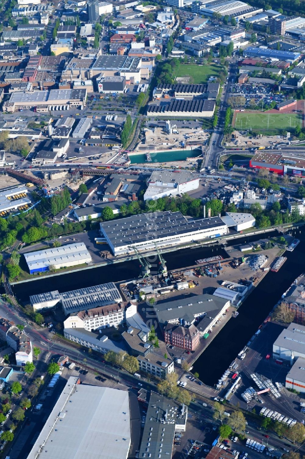 Aerial image Berlin - Port facilities on the shores of the harbor of Unterhafen and Oberhafen in Berlin, Germany