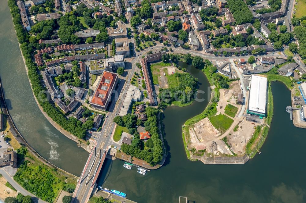 Aerial photograph Duisburg - Port facilities on the shores of the harbor at Vinckekanal on Hafenstrasse in the district Ruhrort in Duisburg in the state North Rhine-Westphalia, Germany