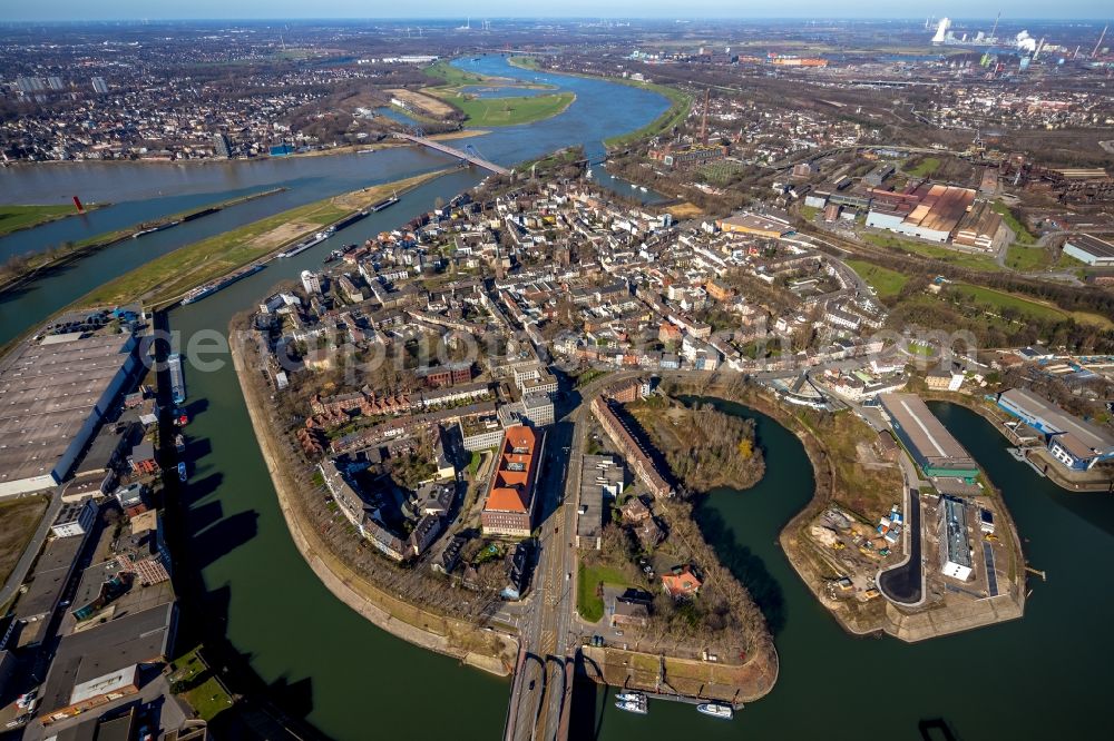 Aerial photograph Duisburg - Port facilities on the shores of the harbor at Vinckekanal on Hafenstrasse in the district Ruhrort in Duisburg in the state North Rhine-Westphalia, Germany