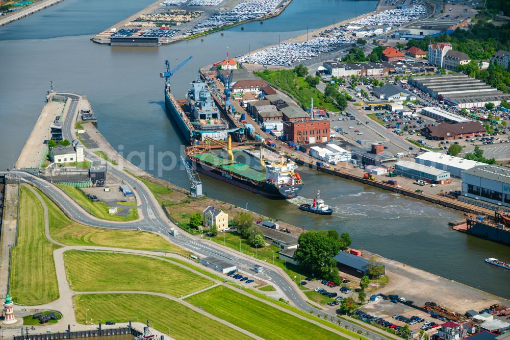 Aerial photograph Bremerhaven - Port facilities on the shores of the harbor of of the Weser river in Bremerhaven in the state Bremen, Germany