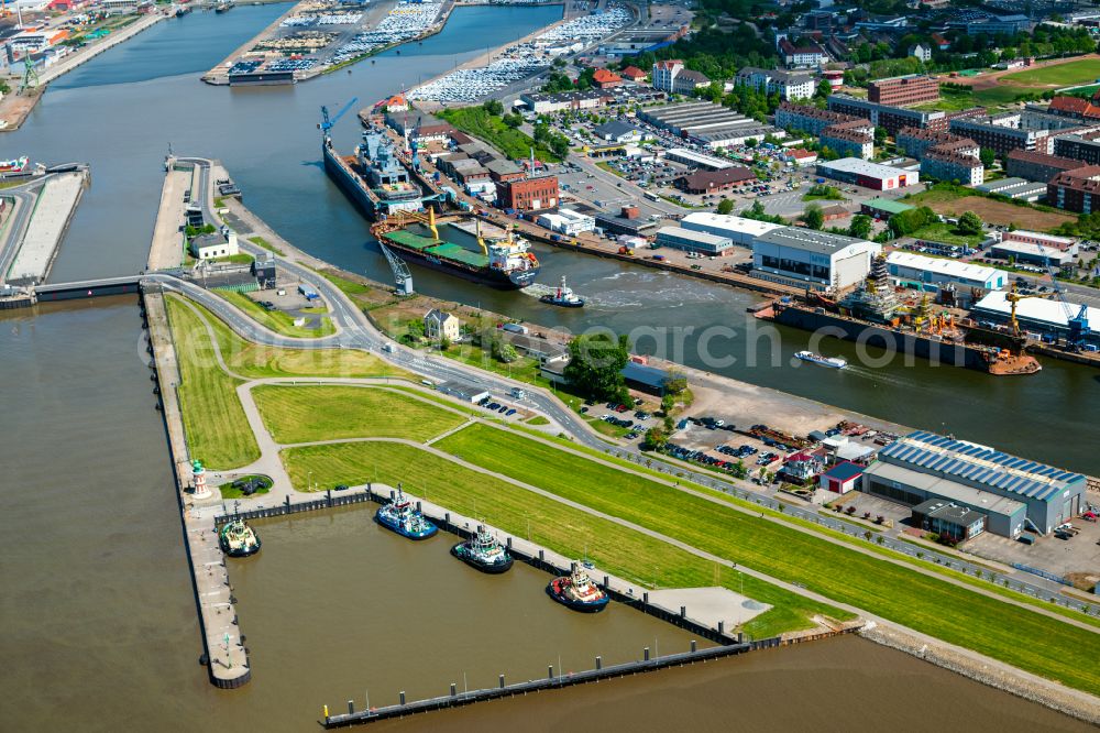 Bremerhaven from the bird's eye view: Port facilities on the shores of the harbor of of the Weser river in Bremerhaven in the state Bremen, Germany