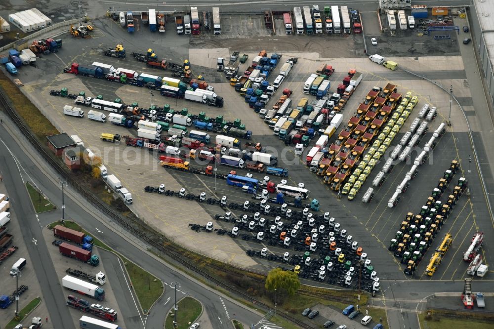 Hamburg from the bird's eye view: Port facilities on the shores of the harbor of for special vehicle and commercial vehicle loading in export in the district Kleiner Grasbrook in Hamburg