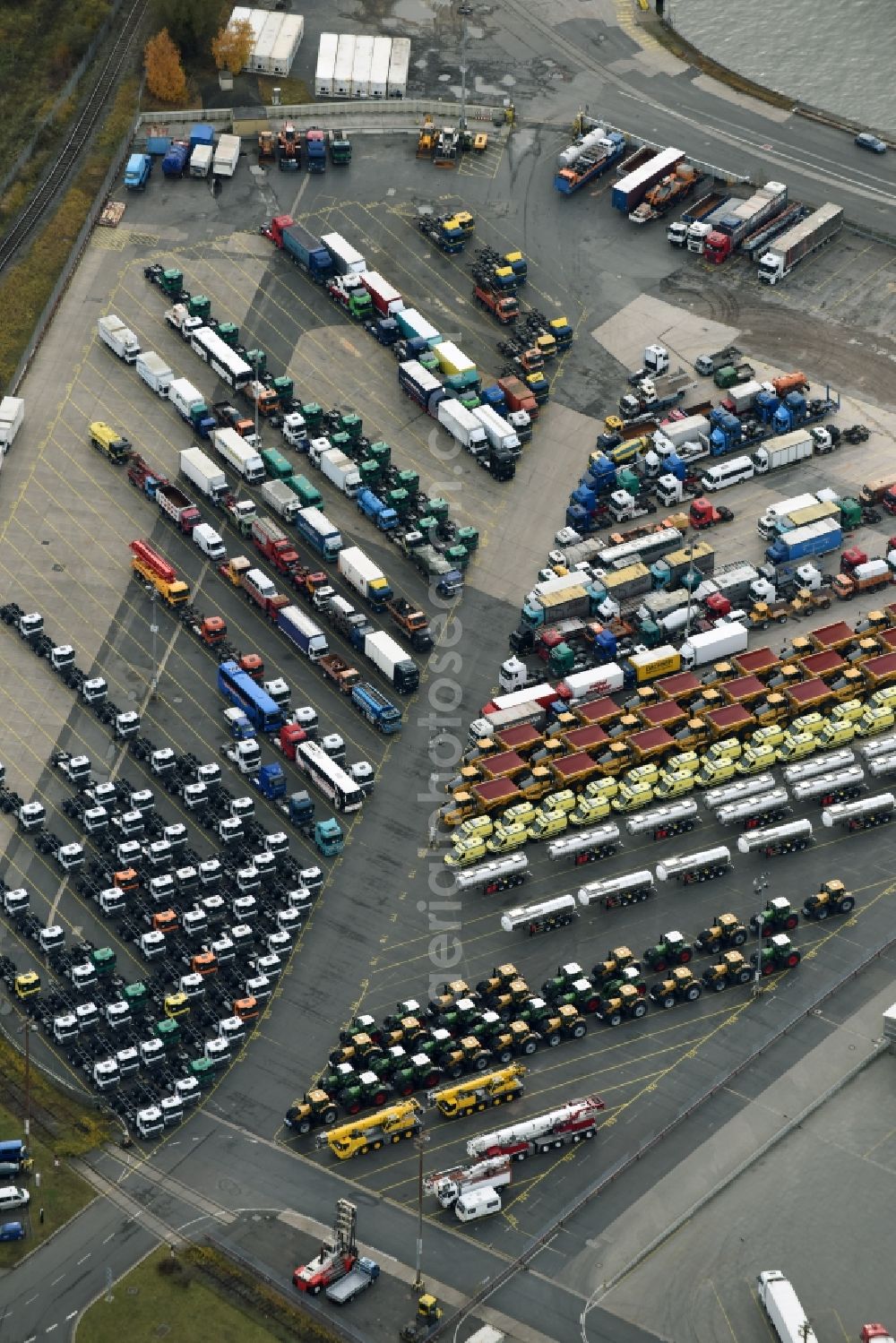 Hamburg from the bird's eye view: Port facilities on the shores of the harbor of for special vehicle and commercial vehicle loading in export in the district Kleiner Grasbrook in Hamburg