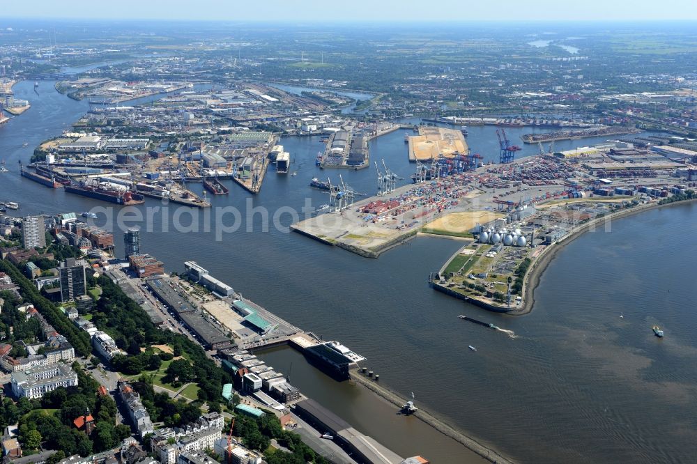 Hamburg from the bird's eye view: Port Waltershof facilities on the banks of the river course of the Elbe - Norderelbe in Hamburg in Germany