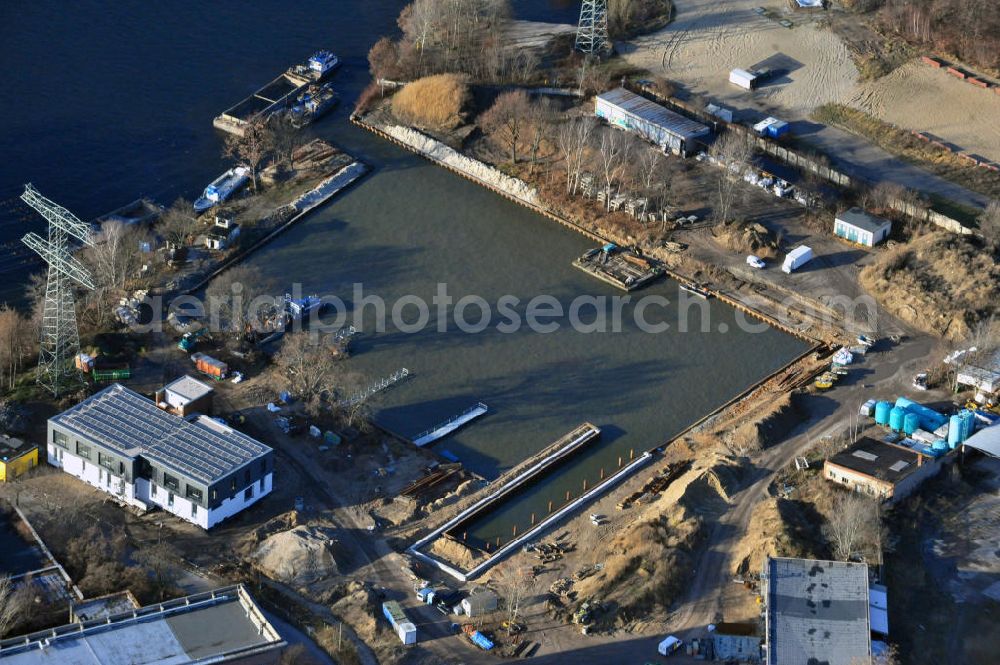 Berlin from the bird's eye view: Die Reederei Riedel baut einen Hafen für ihre Fahrgastschiffe im Stadtteil Treptow. Das Gelände liegt an der Nalepastraße in Oberschöneweide. Te shipping company Riedel builds a new habour for its passenger ship in Berlin-Treptow. The area is situated near Nalepastraße in Oberschoeneweide.