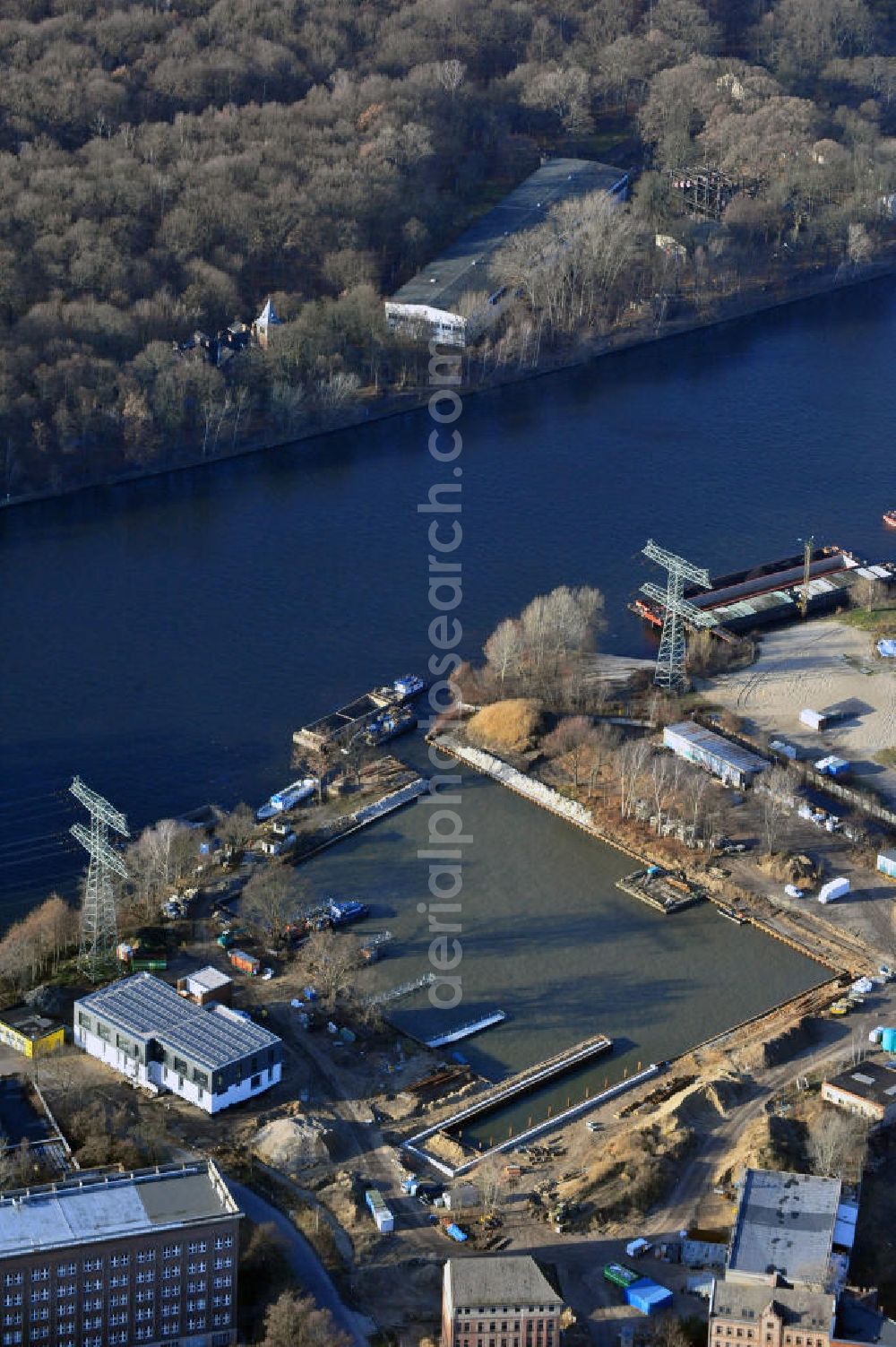 Aerial image Berlin - Die Reederei Riedel baut einen Hafen für ihre Fahrgastschiffe im Stadtteil Treptow. Das Gelände liegt an der Nalepastraße in Oberschöneweide. Te shipping company Riedel builds a new habour for its passenger ship in Berlin-Treptow. The area is situated near Nalepastraße in Oberschoeneweide.