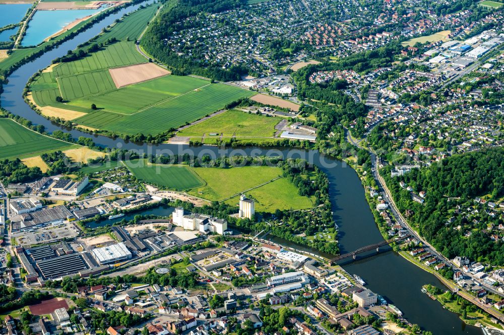 Hameln from the bird's eye view: Ship moorings at the inland harbor basin on the banks of Schutzhafen on street Ruthenstrasse in Hameln in the state Lower Saxony, Germany