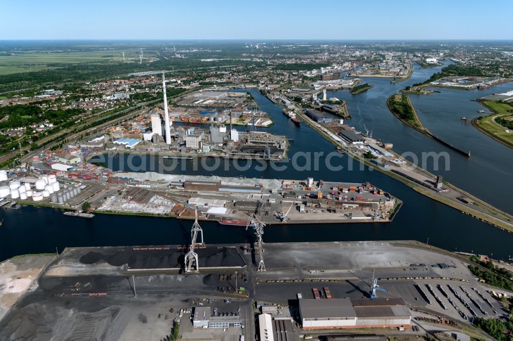 Aerial image Bremen - Quays and boat moorings at the port of the inland port on shore of Weser in the district Groepelingen in Bremen, Germany