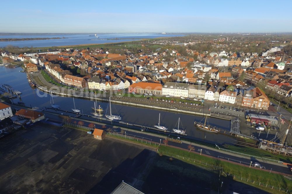 Aerial image Glückstadt - Pleasure boat marina with docks and moorings on the shore area in Glueckstadt in the state Schleswig-Holstein