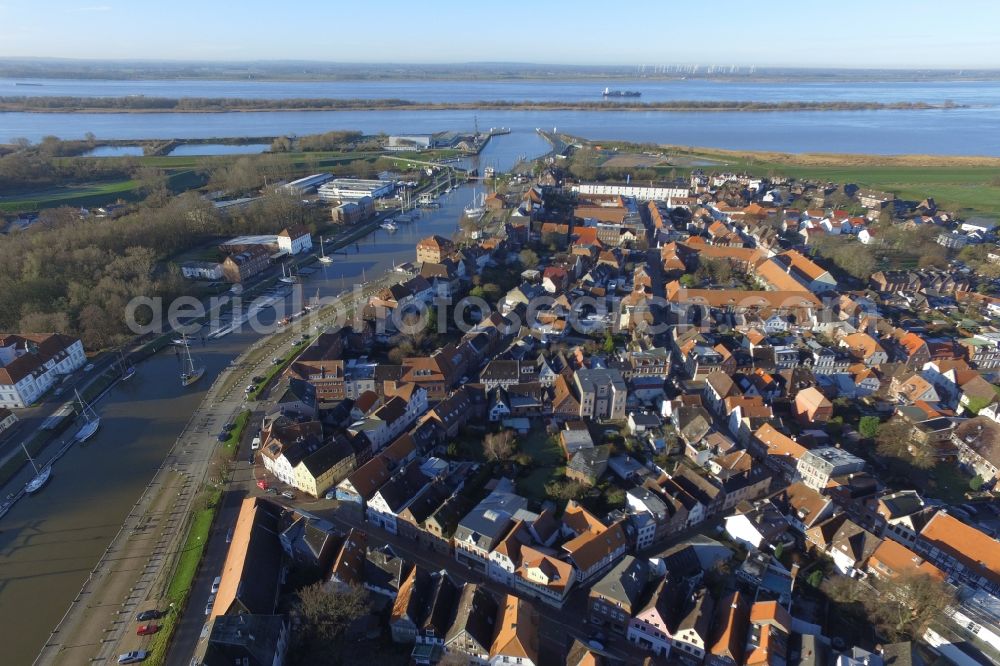 Aerial photograph Glückstadt - Pleasure boat marina with docks and moorings on the shore area in Glueckstadt in the state Schleswig-Holstein