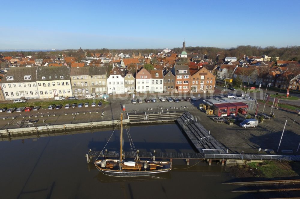 Glückstadt from the bird's eye view: Pleasure boat marina with docks and moorings on the shore area in Glueckstadt in the state Schleswig-Holstein