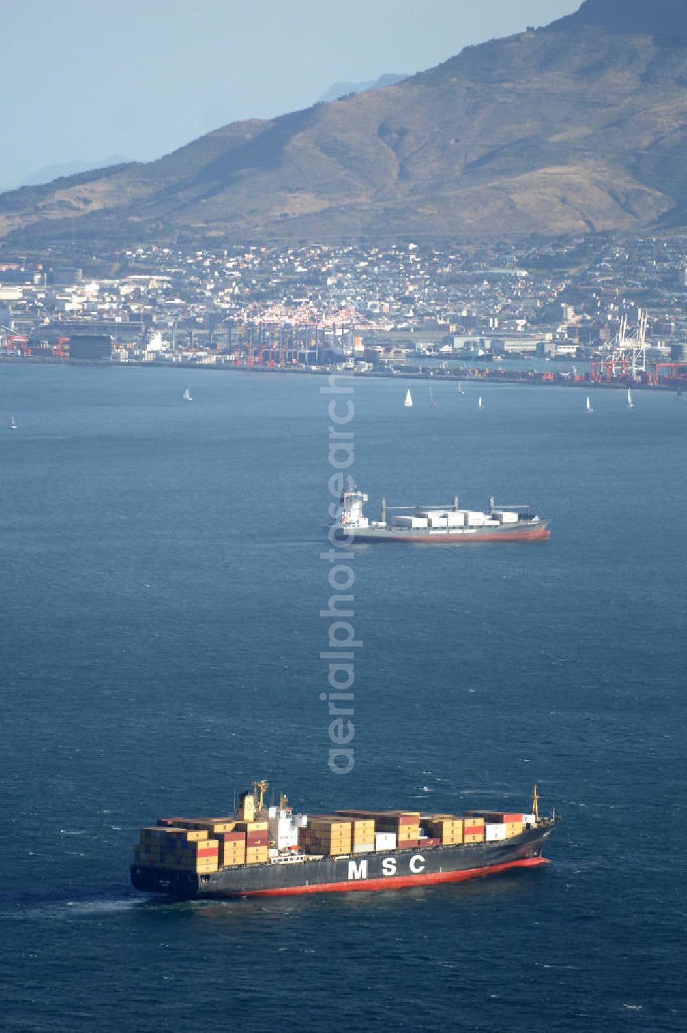 Kapstadt / Cap Town from above - Schiffsverkehr vor dem Hafen von Kapstadt. Ship traffic in front of the port of Cape Town