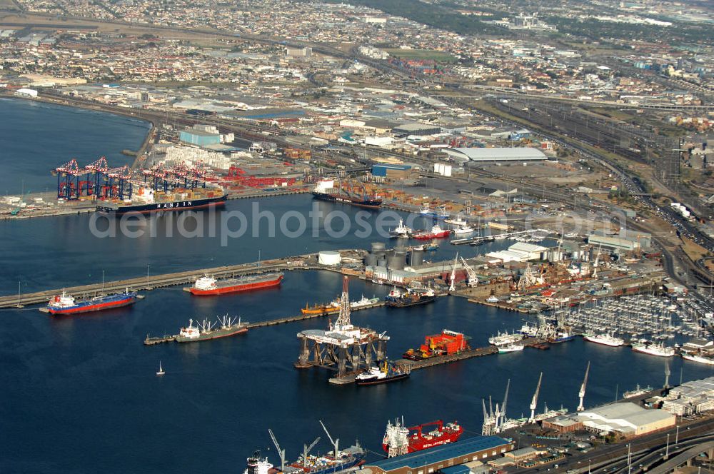 Kapstadt / Cap Town from the bird's eye view: Schiffsverkehr vor dem Hafen von Kapstadt. Ship traffic in front of the port of Cape Town