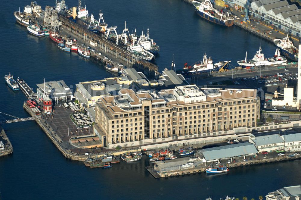 Kapstadt / Cap Town from above - Blick auf den Gebäudekomplex The Clock Tower an der Caudan - Waterfront am Hafen in Kapstadt. View of the complex The Clock Tower at the Caudan - Waterfront at the Port in Cape Town.