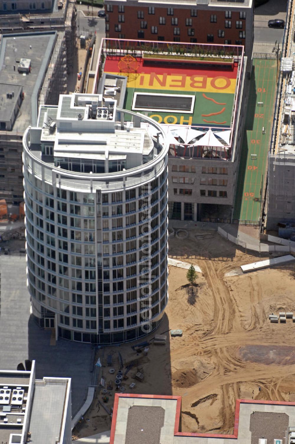 Aerial photograph Hamburg - Blick auf Neubauten in Hamburg-HafenCity. Im Vordergrund der Turm der Neumann Gruppe GmbH (Internationales Kaffeezentrum), dahinter befindet sich die mit buntem Dach gestaltete Katharinenschule. View of new buildings in Hamburg HafenCity. In the front is the tower of the Neumann Gruppe GmbH (International Coffee Centre) and right beside it is the colorful roof of Katharinenschule.