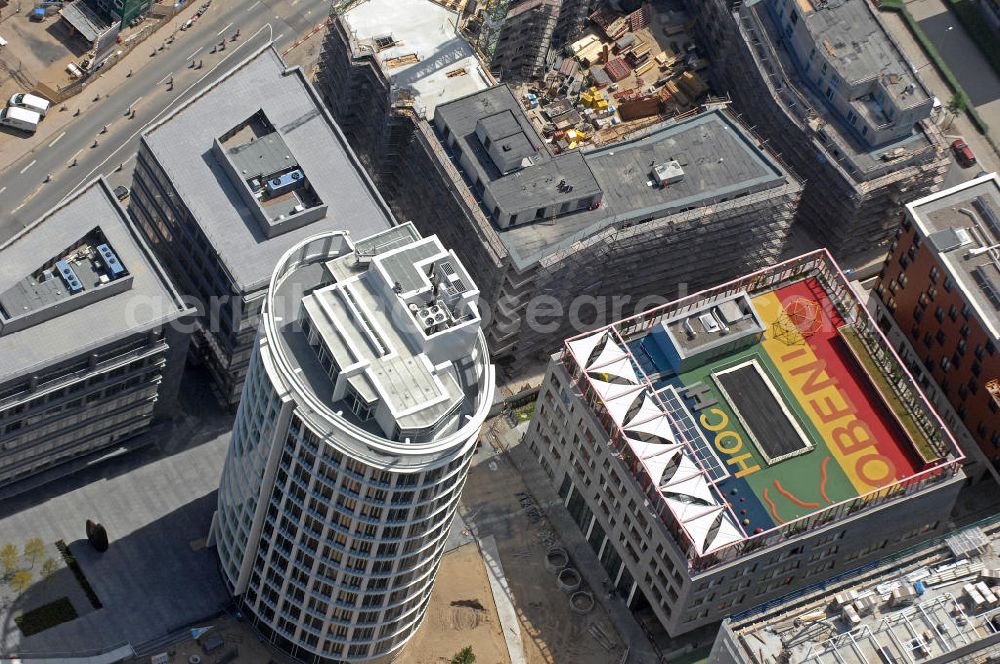 Hamburg from the bird's eye view: Blick auf Neubauten in Hamburg-HafenCity. Im Vordergrund der Turm der Neumann Gruppe GmbH (Internationales Kaffeezentrum), rechts daneben befindet sich die mit buntem Dach gestaltete Katharinenschule. Oben im Bild befinden sich noch im Bau befindende Gebäude. View of new buildings in Hamburg HafenCity. In the front is the tower of the Neumann Gruppe GmbH (International Coffee Centre) and right beside it is the colorful roof of Katharinenschule.