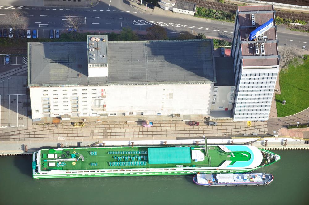 Mannheim from the bird's eye view: Direktion der Staatlichen Rhein-Neckar-Hafengesellschaft Mannheim mbH mit einem Werbeschild des Energiekonzerns EnBW und einer Anlegestelle mit dem Flusskreuzfahrt-Schiff MS Leonardo da Vinci der elsässischen Reederei CroisiEurope. Head office of the national Rhine Main harbour company and a river cruise liner of the company CroisiEurope.